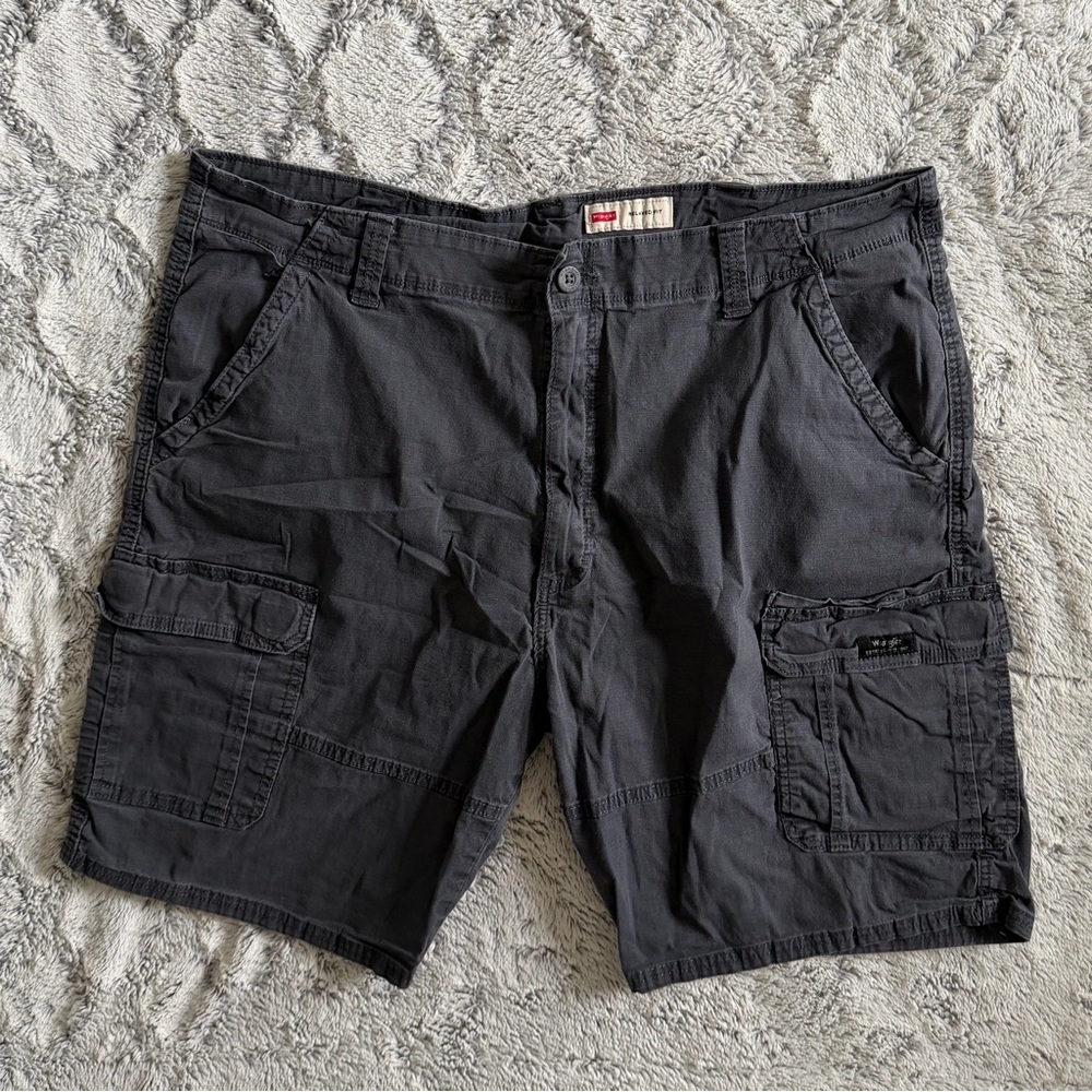 Wrangler Relaxed Fit Cargo Shorts Men’s Size 40 Hiking Outdoors Stretch Pockets